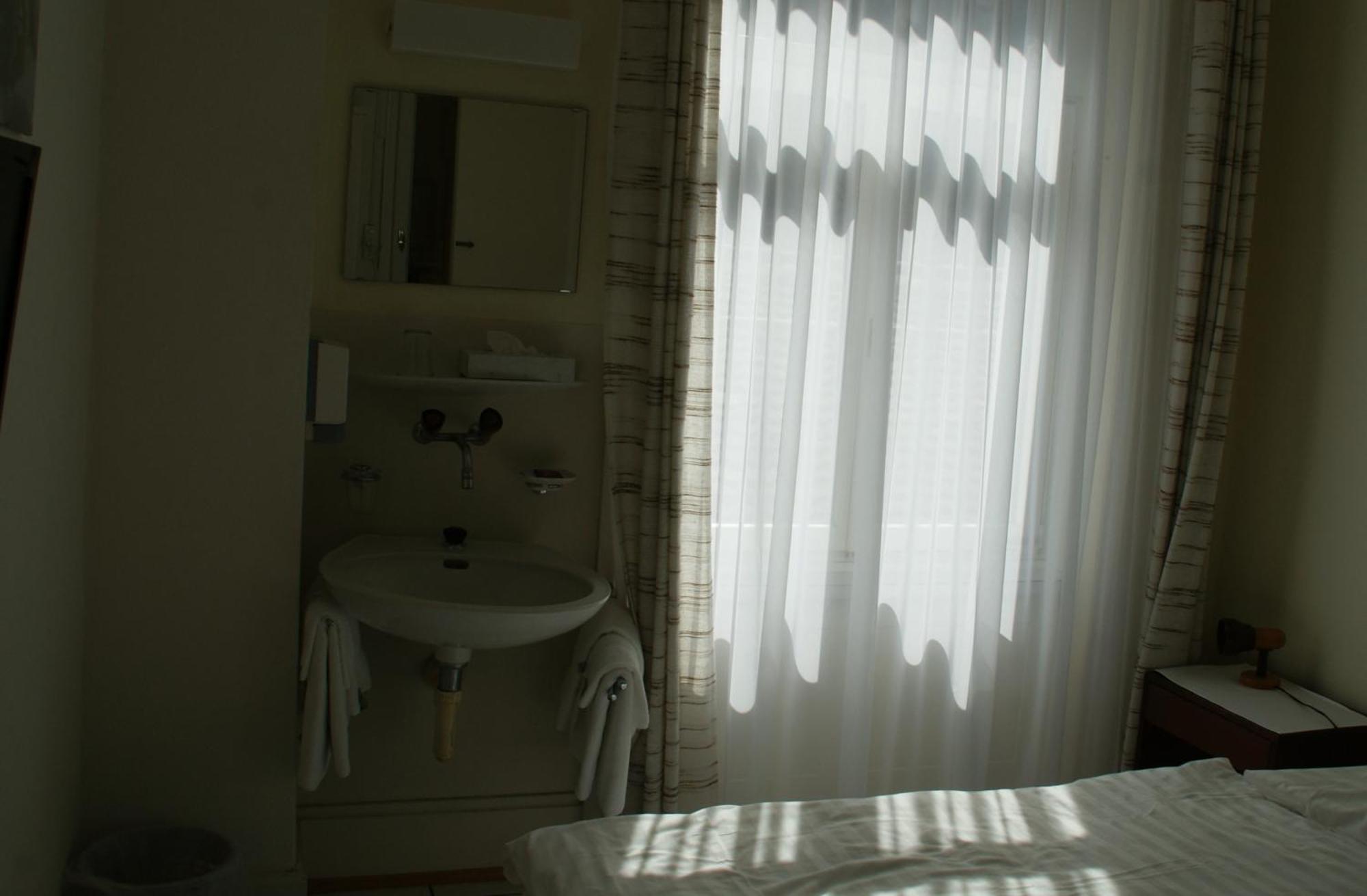 Stadthof Budget Hotel Basel City Center Buitenkant foto