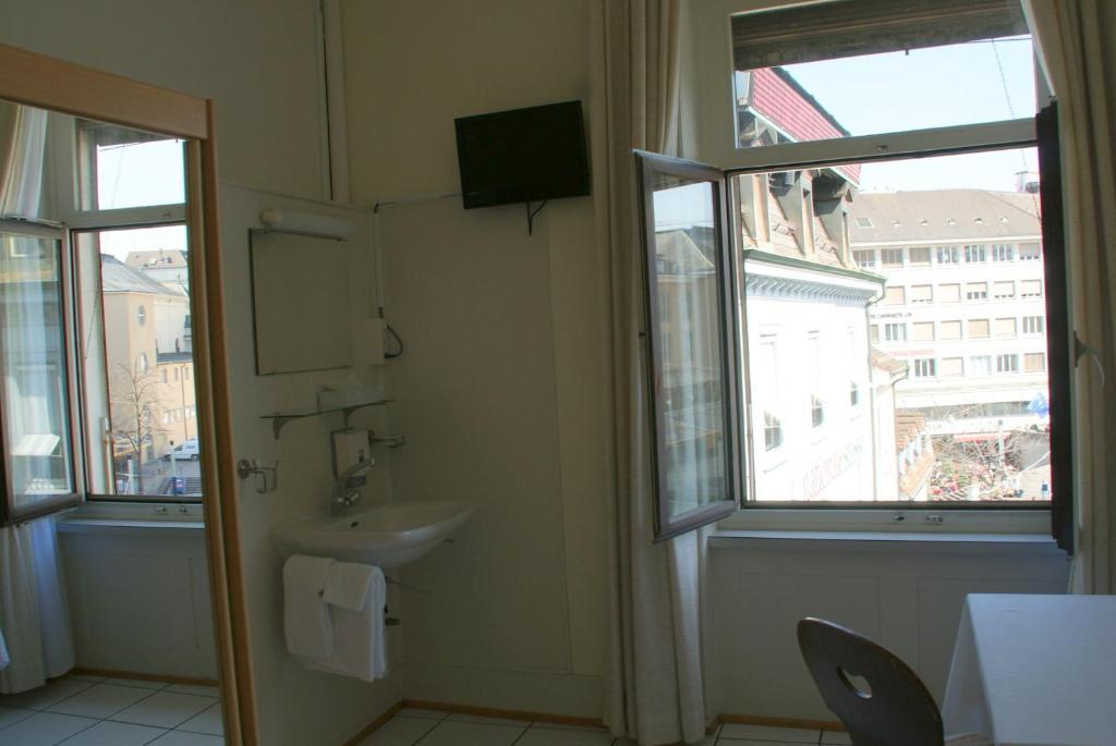 Stadthof Budget Hotel Basel City Center Kamer foto