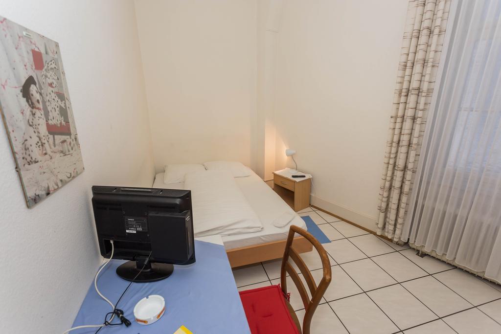 Stadthof Budget Hotel Basel City Center Buitenkant foto
