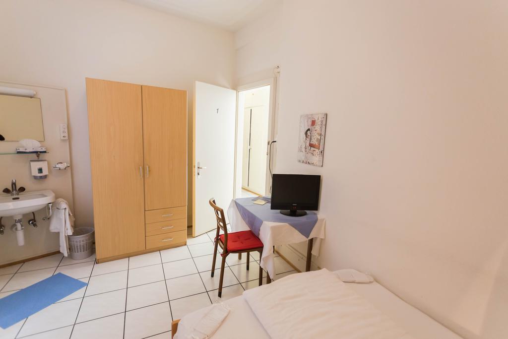 Stadthof Budget Hotel Basel City Center Buitenkant foto