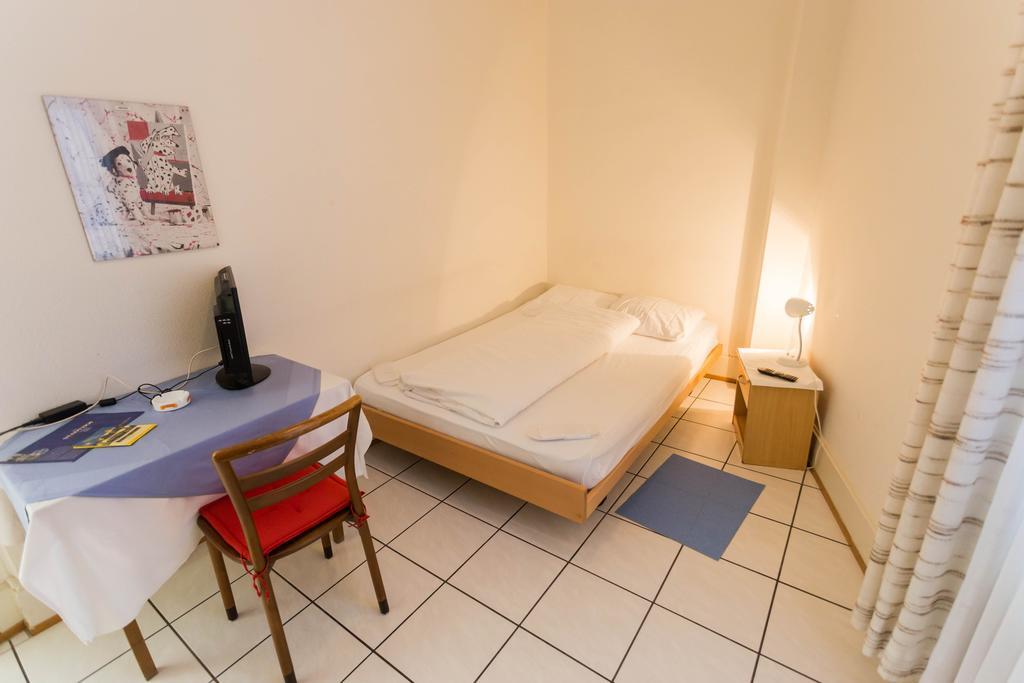 Stadthof Budget Hotel Basel City Center Buitenkant foto