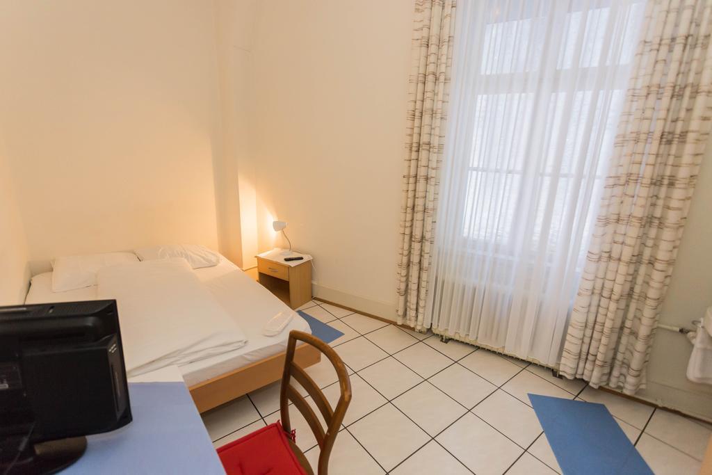 Stadthof Budget Hotel Basel City Center Buitenkant foto