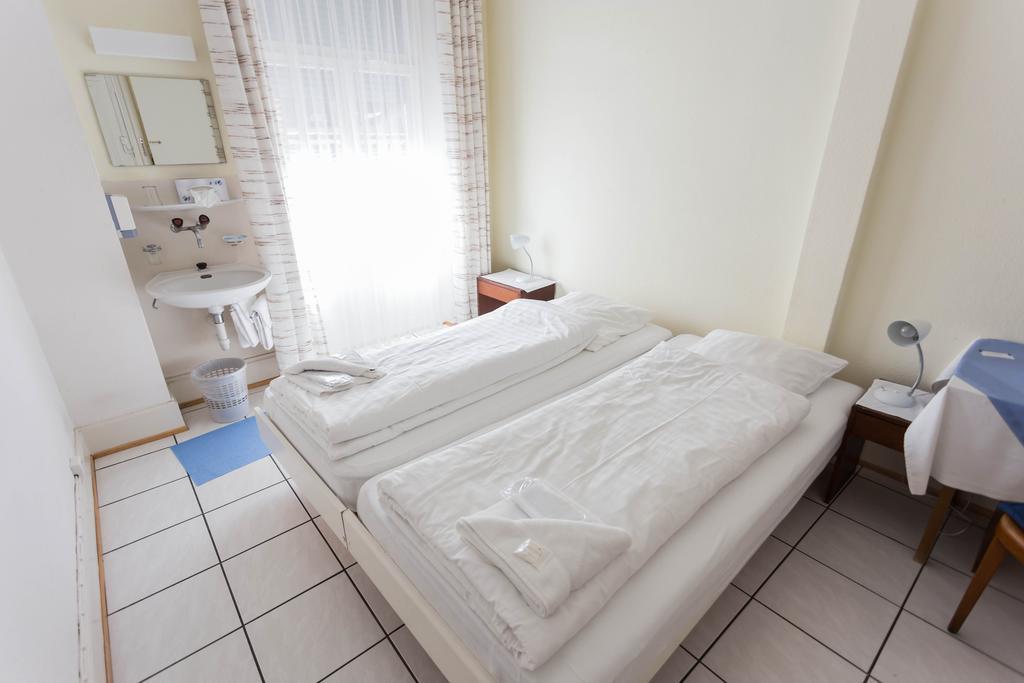Stadthof Budget Hotel Basel City Center Buitenkant foto