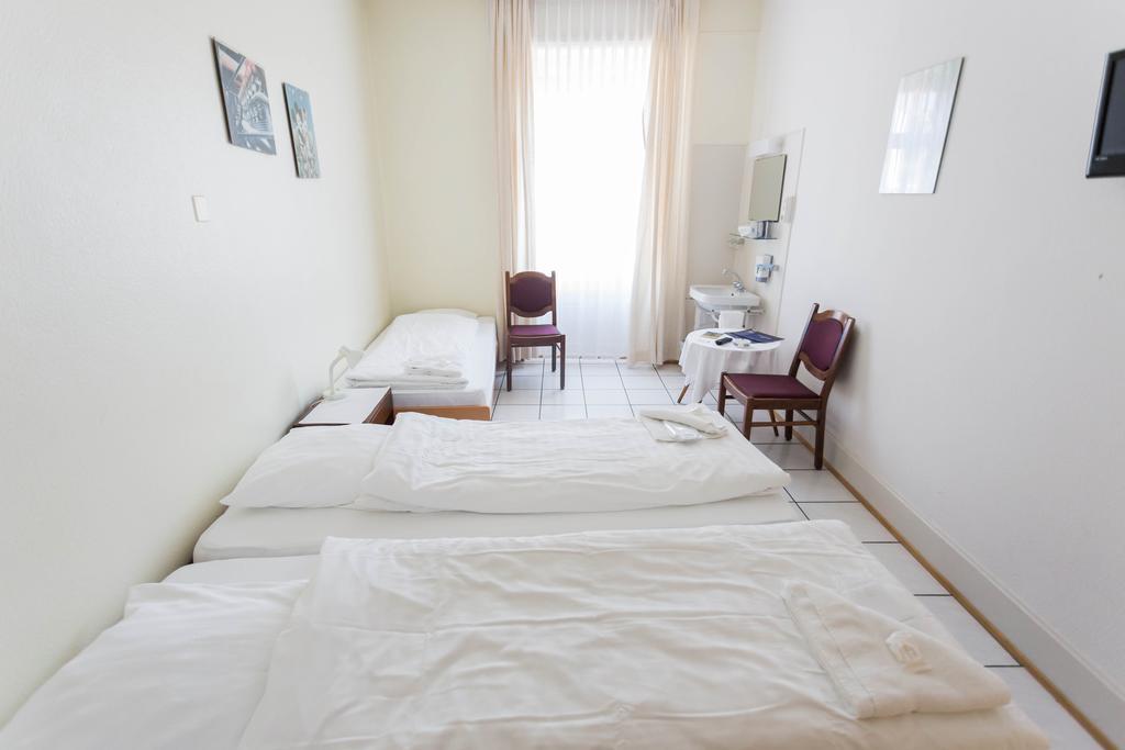 Stadthof Budget Hotel Basel City Center Buitenkant foto