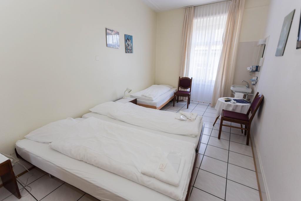 Stadthof Budget Hotel Basel City Center Buitenkant foto