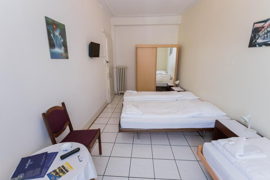 Stadthof Budget Hotel Basel City Center Buitenkant foto