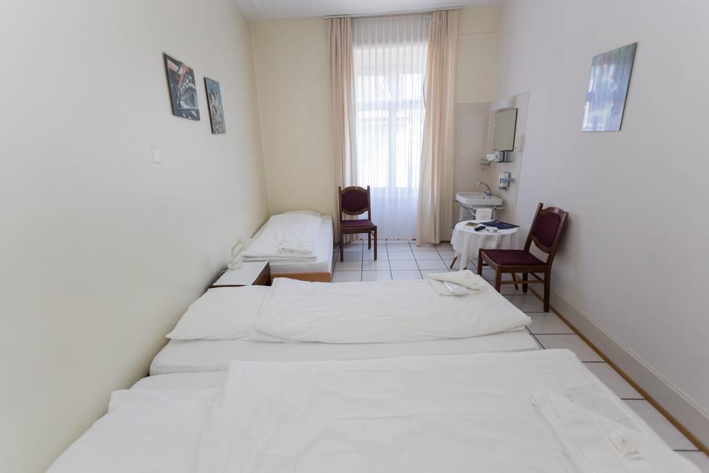 Stadthof Budget Hotel Basel City Center Buitenkant foto