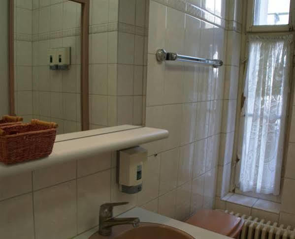 Stadthof Budget Hotel Basel City Center Buitenkant foto