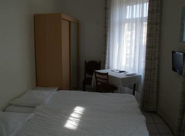 Stadthof Budget Hotel Basel City Center Buitenkant foto